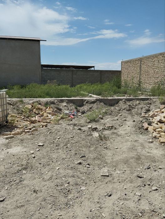 Йер участкаси сотилади бохоудин бориш йулида катежлар орка томонида