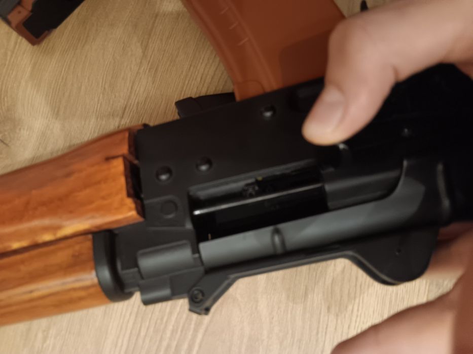 airsoft AK-74 U със заглушител.