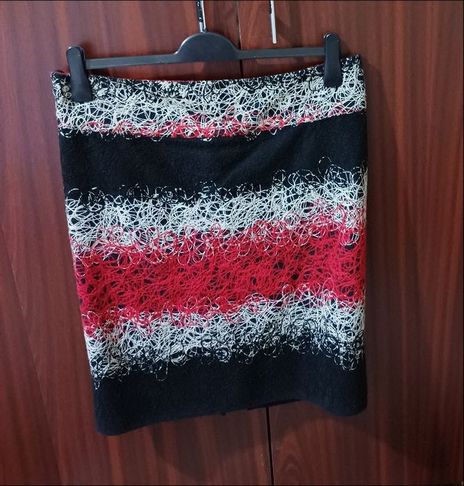 Vănd fustă damă, mărimea 44, preț  120 lei, în  stare foarte bună.