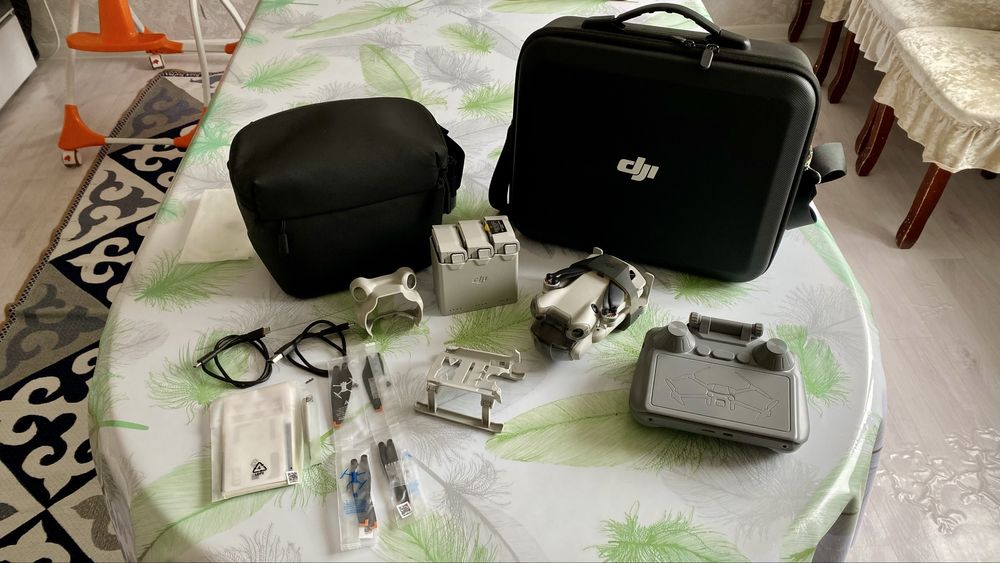 Квадрокоптер Дрон DJI Mini 4 Pro Fly More Combo Plus (DJI RC 2) белый
