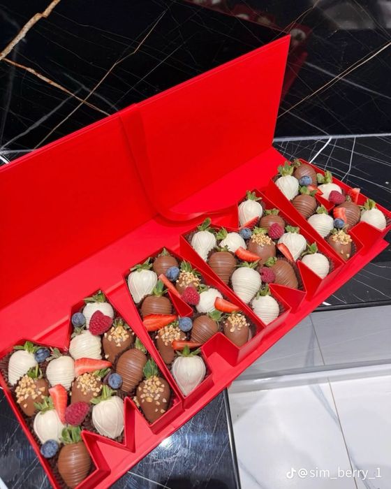 Клубника и финики в шоколаде