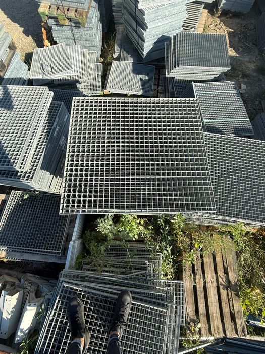 Vindem grătare zincate galvanizate la ori ce dimensiuni se debitează și la comanda clientului și facem și trepte zincate pentru scari metalice și grăt