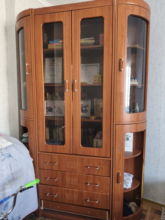 Сервант шкаф  в хорошем состоянии