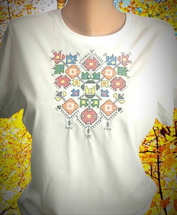 Тениски с шевици, бродирани народни мотиви.