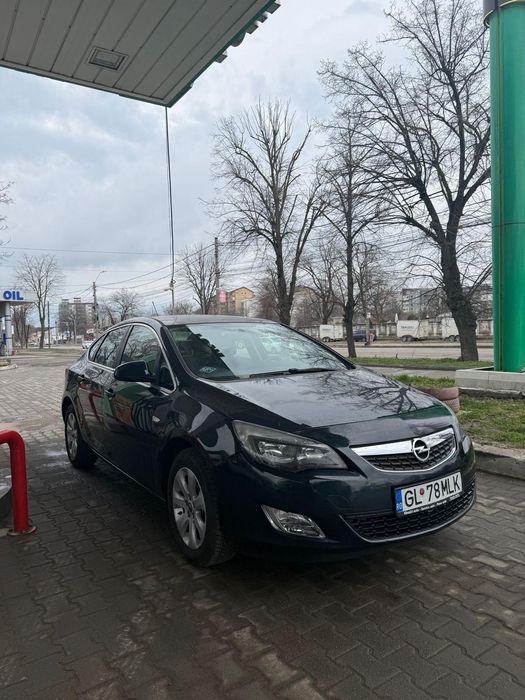 Vând opel astra j stare bună