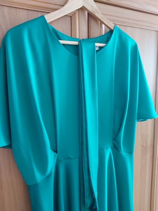 Rochie damă elegantă culoare verde smarald  potrivită pentru  ocazii speciale.Rochie are croi în cloș.