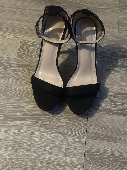Pantofi sandale cu toc elegante mărimea 35,36, și 37