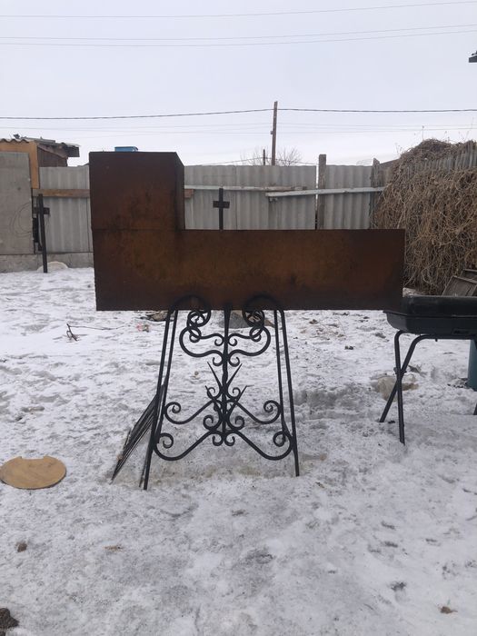 Мангал с кованной подставкой.