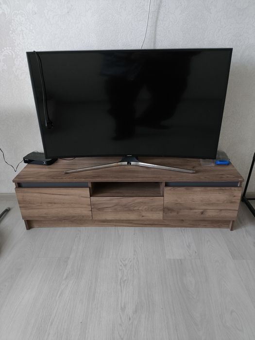 Продам Смарт телевизор Самсунг с тумбой.