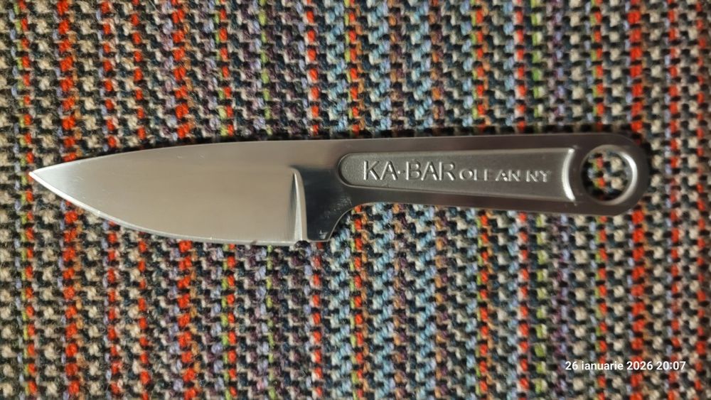 Vând cuțit robust, pentru activități outdoor (drumeții,  camping, etc)