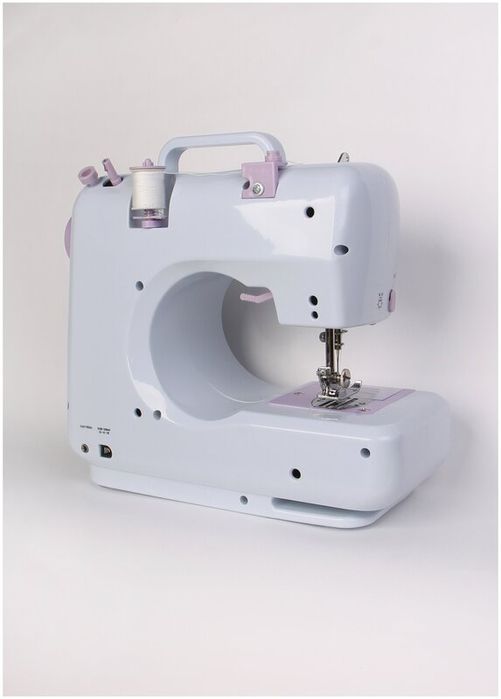 Швейная машинка / Электропитание 220 В / 4 батарейки АА