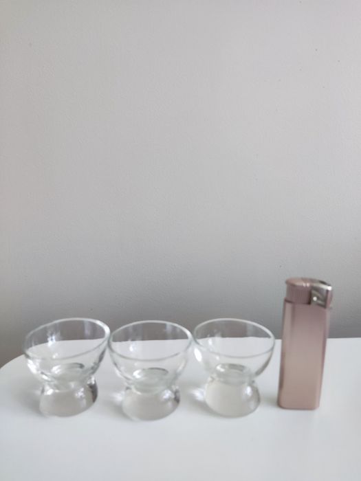 Стъклени чаши, безцветни, сини, жълти и малки чинийки