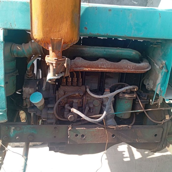 Traktor sotiladi T 40