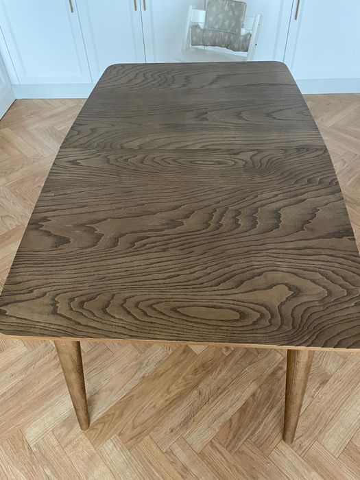 Продавам маса от масивно дърво