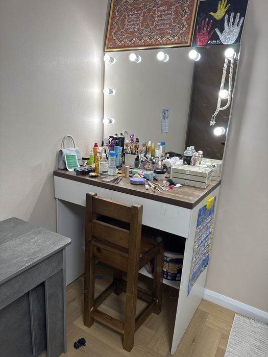 Стол для визажиста