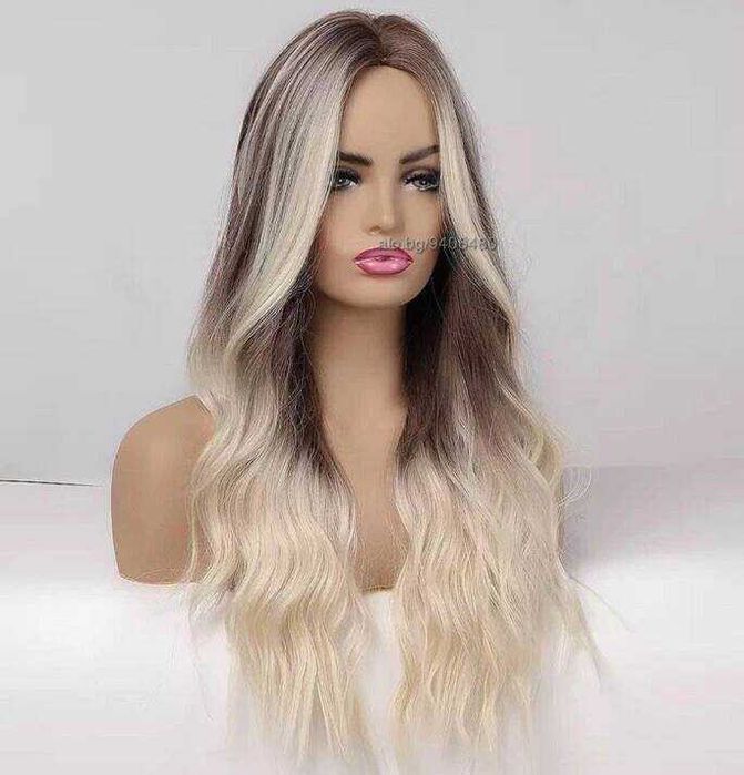 Красива кафява вълнообразна перука с руси кичури и краища балеаж