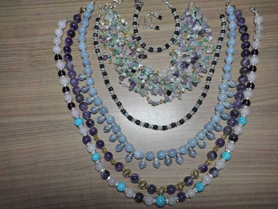 Стилни колиета от естествени камъни