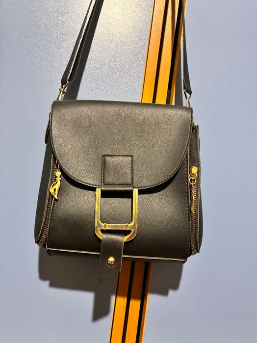 Чантичка със златисти елементи