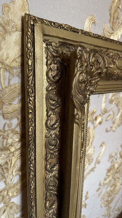 Масивна барокова рамка