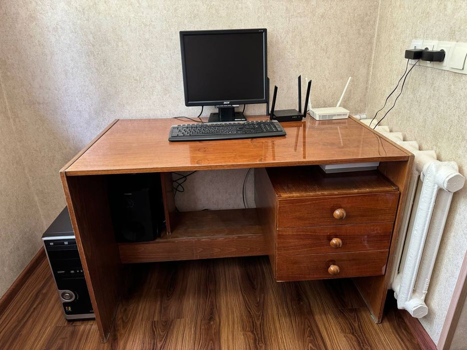 Письменный стол с компьютером