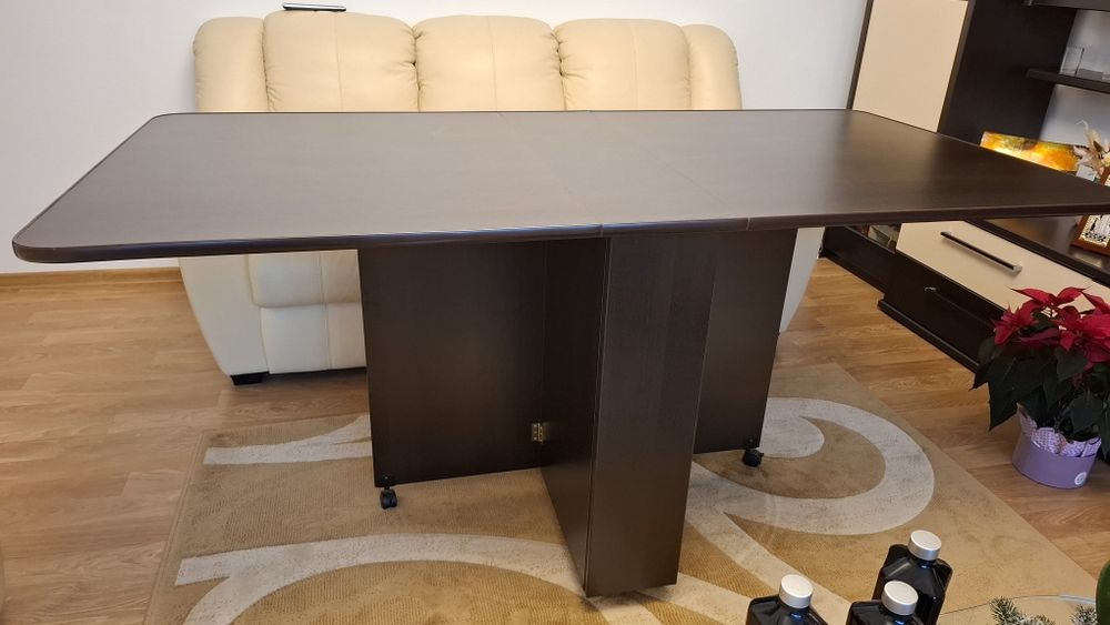 Masa extensibilă  rabatabilă potrivita pentru 6-8 persoane
