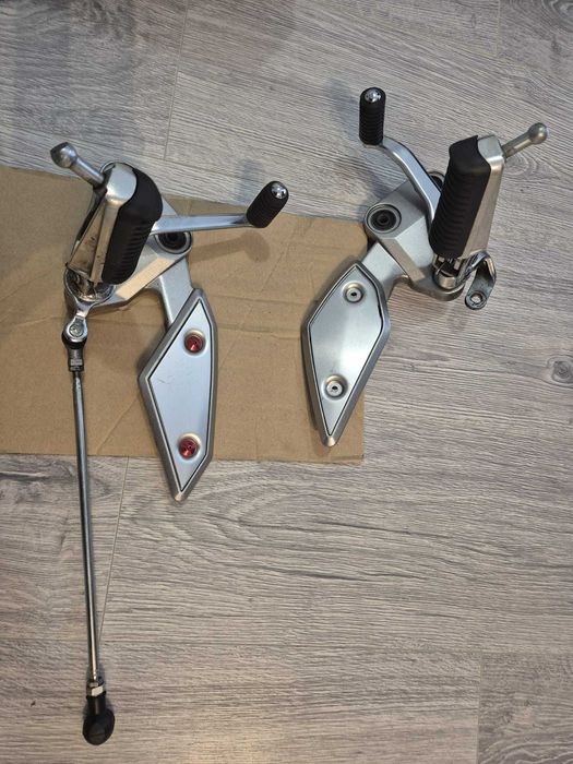 Scărițe Yamaha FZ1 cu pedale schimbător și frână în stare excelentă