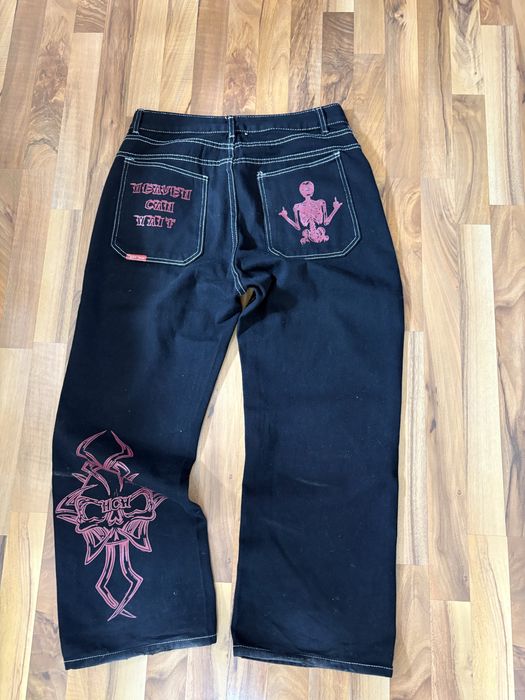 черные джинсы.    .