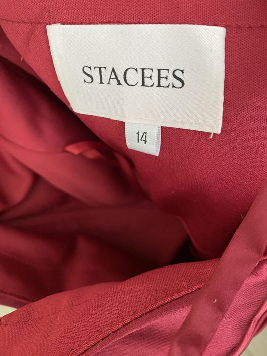 Червена рокля за повод