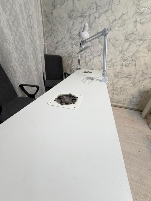 Стол с тремя вытяжками для салона красоты