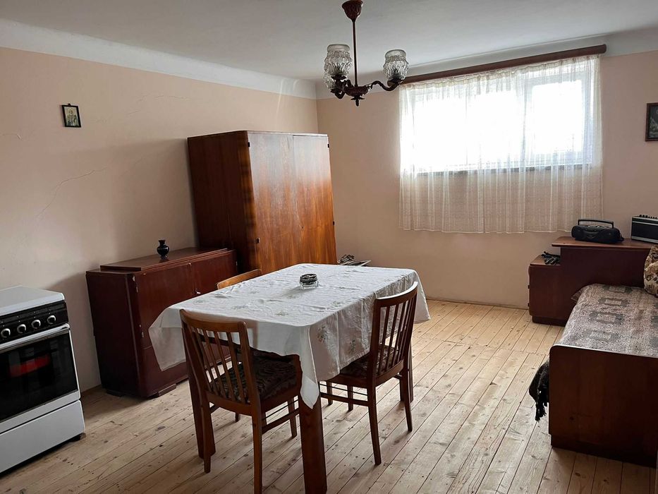 Vand in Cisnadie, apartament la casa in curte comuna