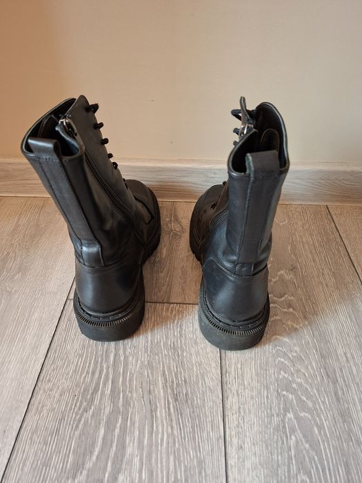 Дамски кожени кубинки.