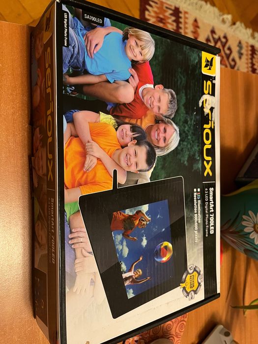 Vând Rama foto digitală Serioux SmartArt 700 LED Nouă