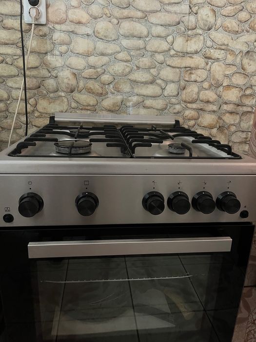 Aragaz Beko mixt – 4 arzătoare pe gaz, cuptor electric, stare excelentă