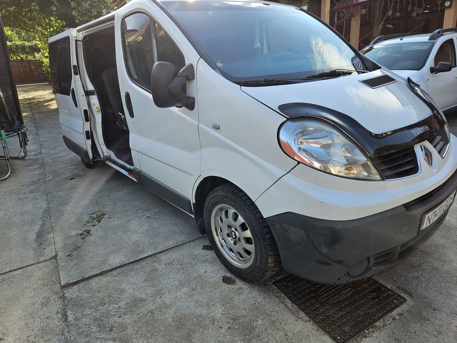 Renault Trafic 2.0 dCi 2011 8+1