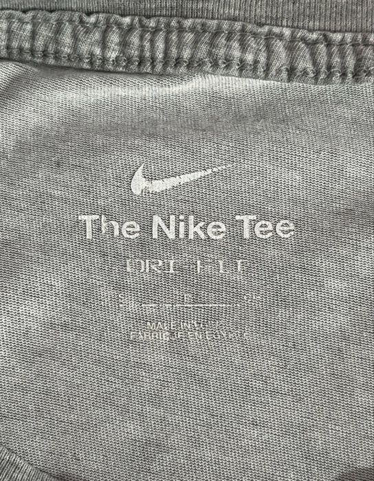 Tricou Nike gri.