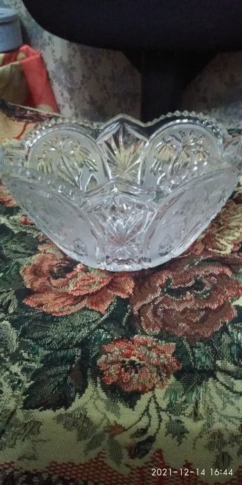 Вазы хрустальные, две штуки. Большая стоит 35000 сум, маленькая 25000.