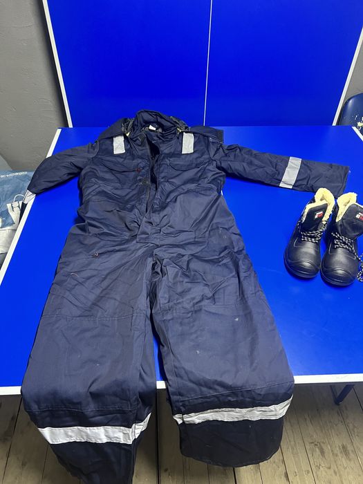 Продам Новую спецовку комбинизон 50/52размер с обувью  44размер