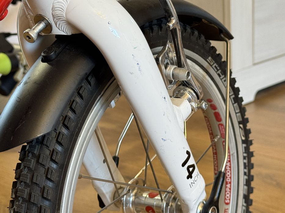 bicicleta roșie WOOM 2 + cască mărimea S - urme de utilizare normale, identificate in imagini cu exactitate