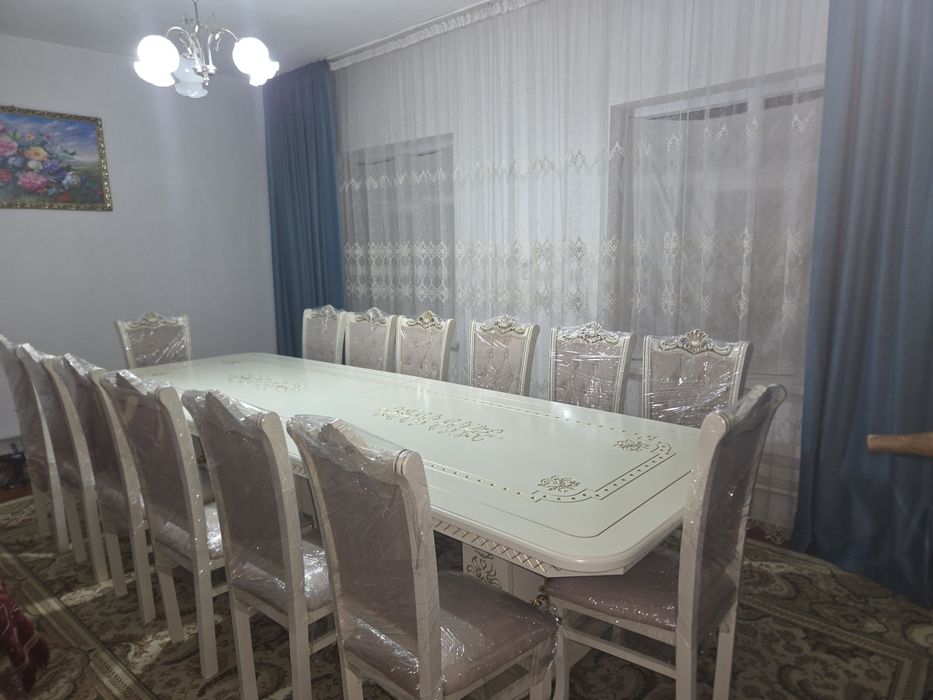 Стол стулья в новом состоянии