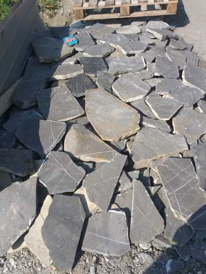 Amenajări curți cu piatră naturală și plante