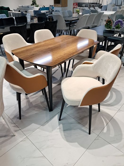 Стол и стулья с крутящим механизмом