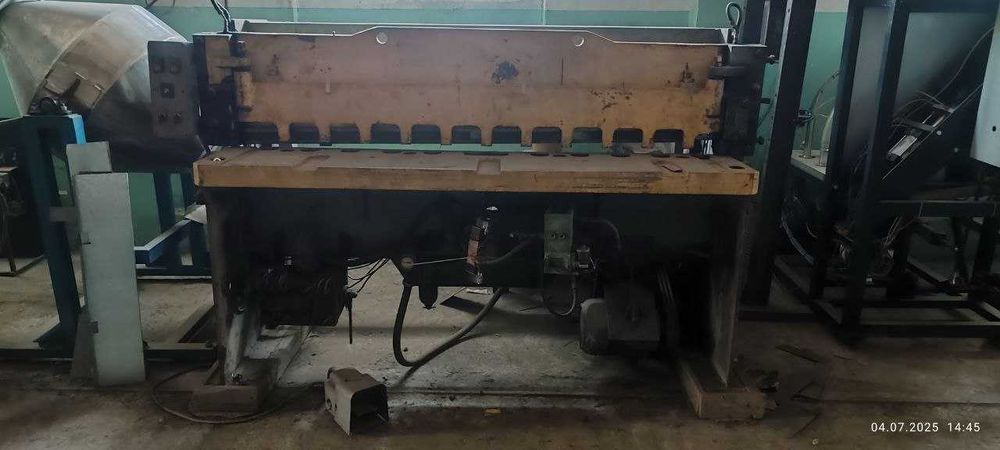 Гильотинные пневматические ножницы по металлу