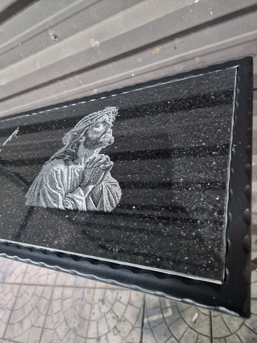 Masa și felinar din granit negru cimitir mormant