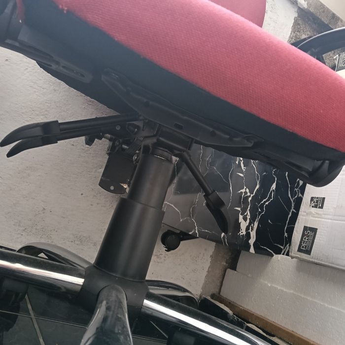 Scaun de birou urme de uzură perfect funcțional