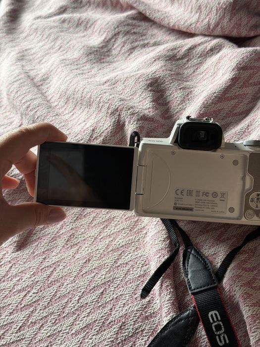 Canon EOS M50 White + объектив EF-M 15–45 mm