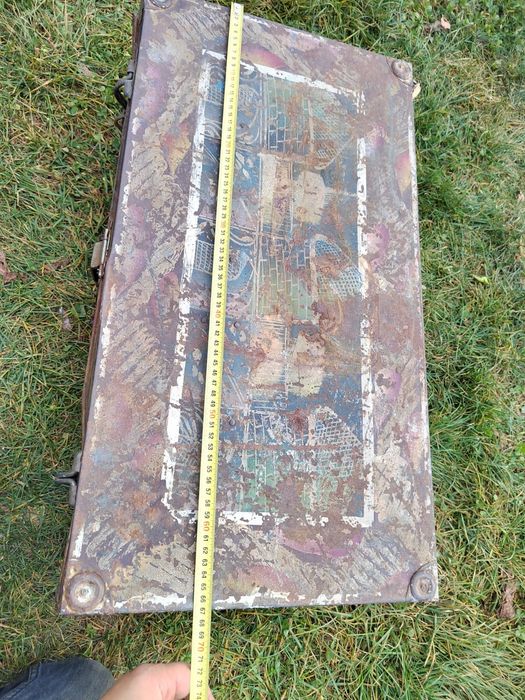 Cufăr vechi metalic pictat