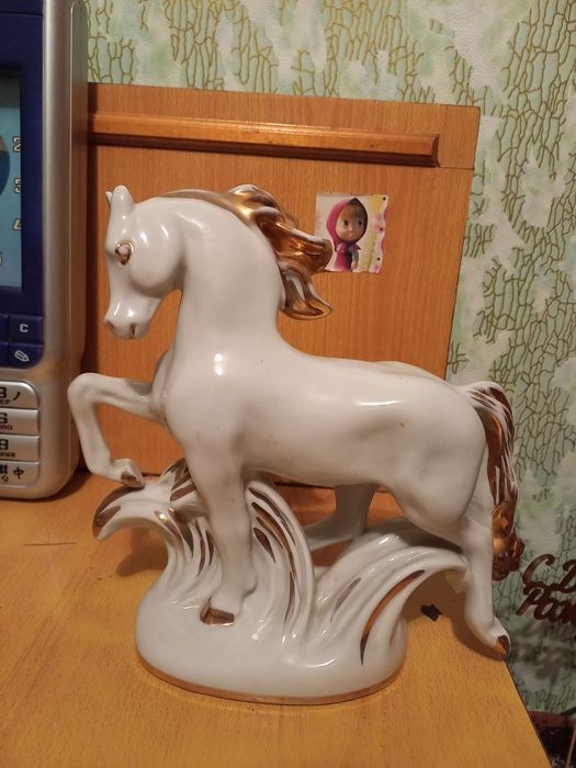 Продам форфоровую статуэтку