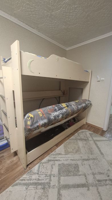 Двухярусная кровать с диваном
