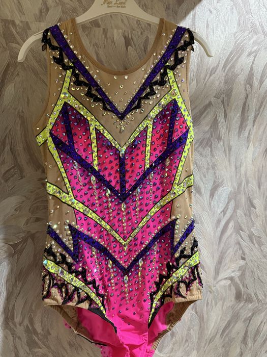 Продам купальники для художественной гимнастики в отличном состоянии!