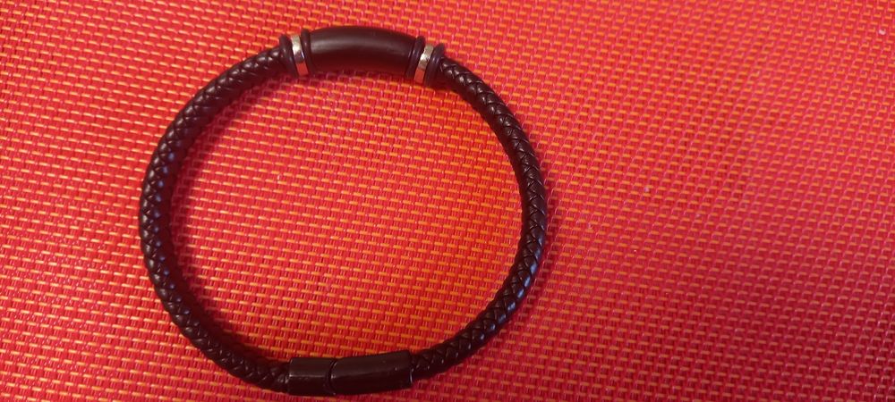 Мъжки гривни от естествена кожа и медицинска стомана с позлата